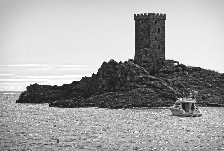 Thème du défi du mois de Juin : « îles ou îlots de bord de mer »