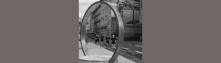 Yves MORIO “Courir”, Thème “Photo de rue – Instant volé”